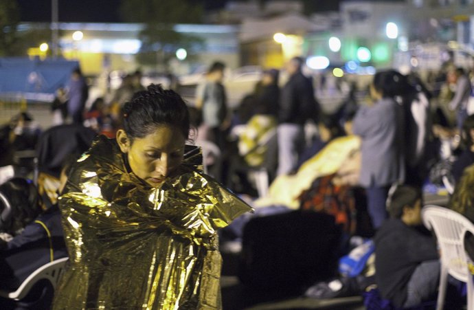 Gente De Lorca Pasa La Noche En La Calle Tras El Terremoto