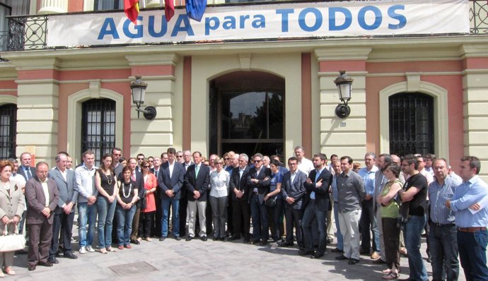 Concentración De Un Minuto De Silencio En Apoyo A Las Víctimas Del Terremoto De 