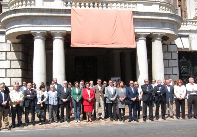Minuto De Silencio En Ayuntamiento De Valencia Por Terremoto Lorca