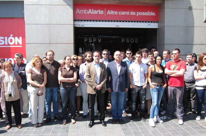 Concentración En Las Puertas De La Sede Del PSPV Por Las Víctimas Del Terremoto