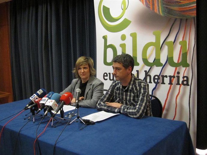 Los Portavoces De Bildu Ikerne Badiola Y Oskar Matute