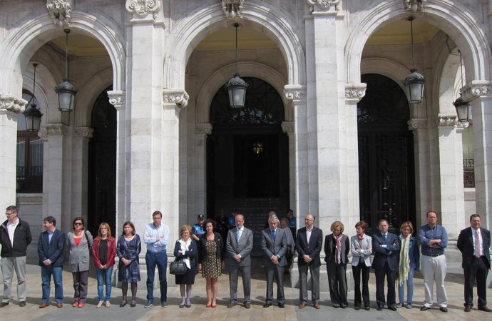 Minuto De Silencio Ante El Ayuntamiento De Valladolid