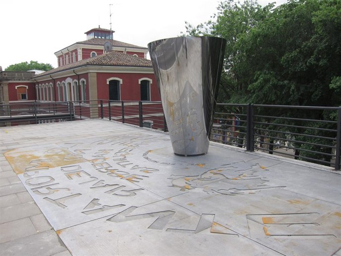 La Escultura, Ante La Casa De Las Ciencias