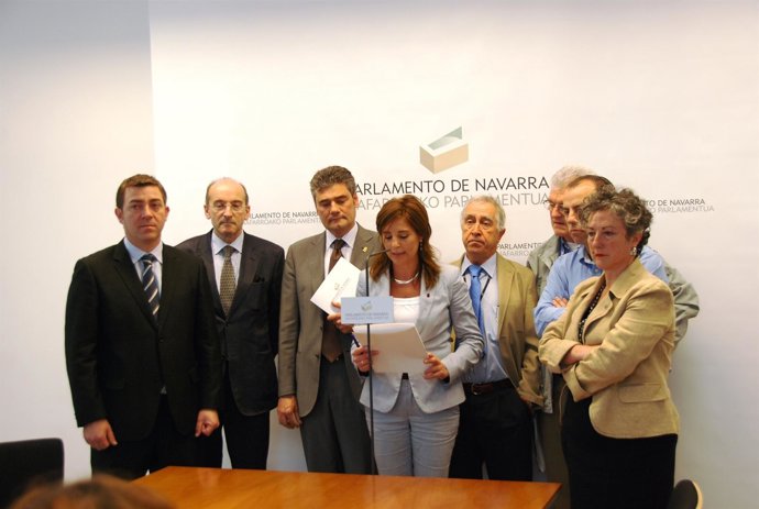 Elena Torres Junto A La Mesa Y Junta De Portavoces.