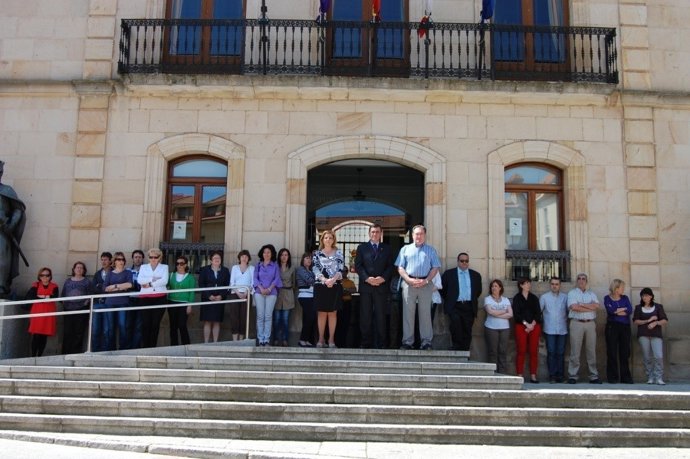 Los Trabajadores Y El Presidente De La Diputación