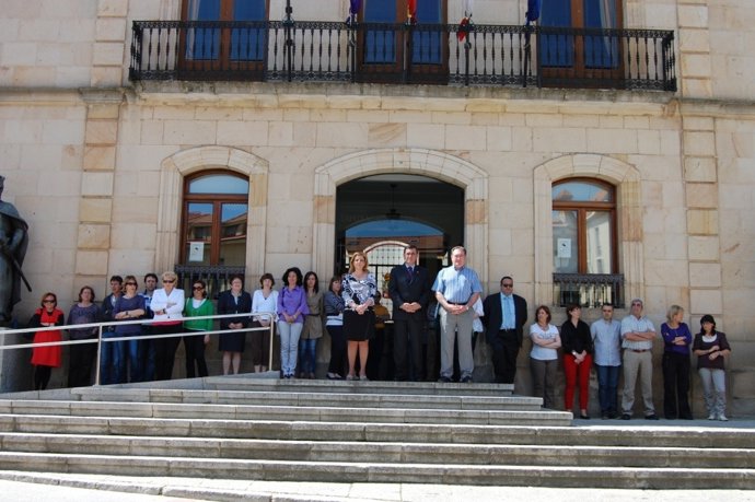 Los Trabajadores Y El Presidente De La Diputación