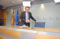 La Junta pide una explicación al Gobierno sobre el asunto y su "coincidencia" con la huelga de controladores