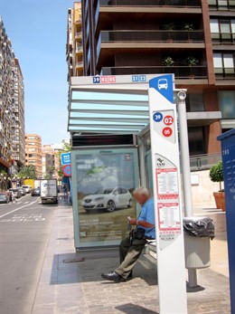 Una Parada De Autobús Urbano De Alicante