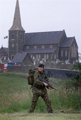 Soldado inglés patrullando el Ulster 