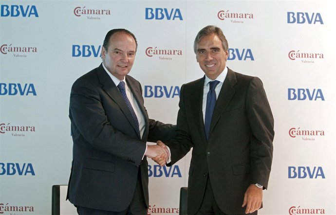 Juan Asua Y José Vicente Morata Se Saludan Tras Firmar El Convenio.