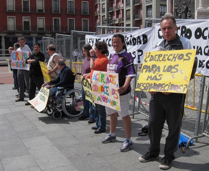 Protesta De Los Usuarios Del Grupo Alegría De Valladolid