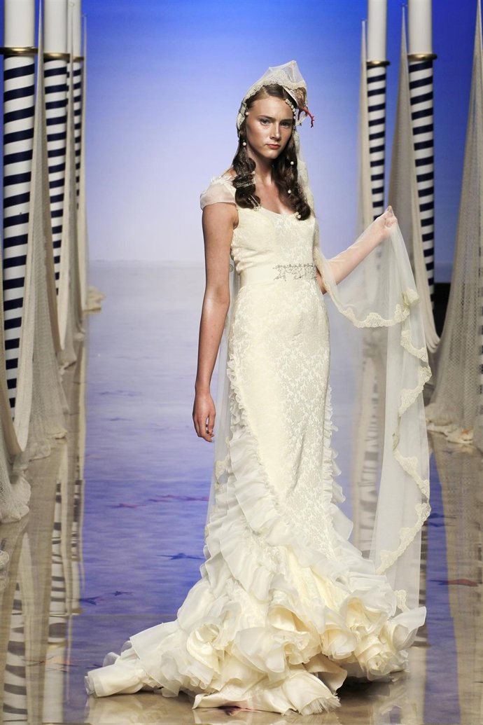 Modelo Desfilando Para La Colección De Victorio & Lucchino