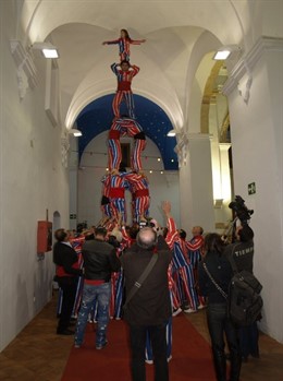Muixeranga actuando para los representantes de la televisión rusa.