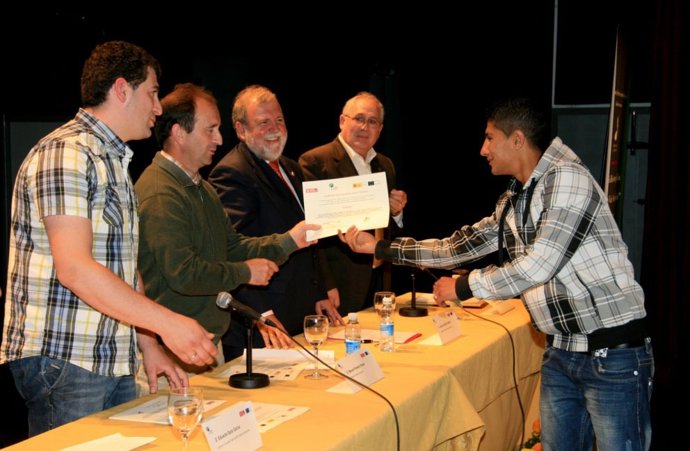 El Responsable Del SNS Entrega Su Diploma A Uno De Los Alumnos.