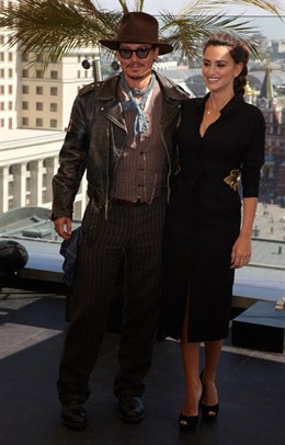 Johnny Depp Y Penélope Cruz En La Premiére De 'Piratas Del Caribe 4' En Moscú 