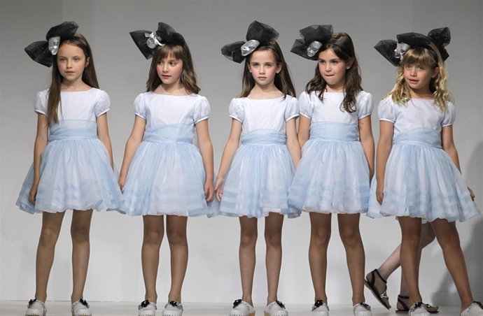 Niñas Desfilan En FIMI.