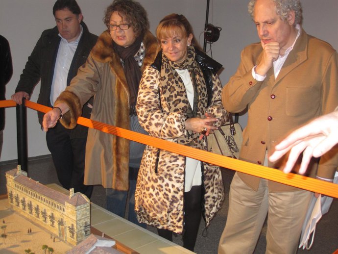 Isabel Carrasco Visita Las Instalaciones Del Museo Etnográfico Provincial.