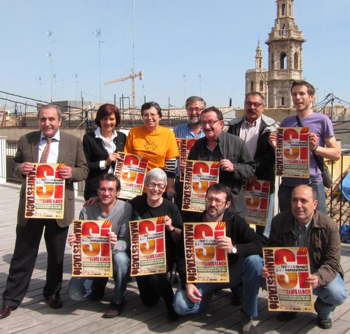 Miembros De ACPV Y Otras Entidades A Favor De La Señal De TV3 En La Comunitat