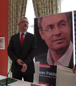 Ávila Junto A Un Cartel De Durán