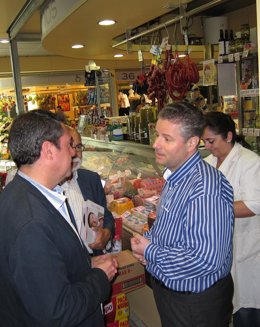 El Candidato Del PSOE, Juan Espadas, En El Mercado De La Encarnación