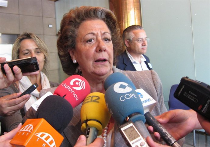 Barberá Atendiendo A Los Medios De Comunicación