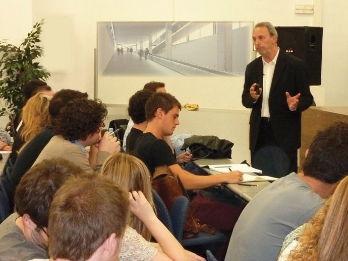El Arquitecto Durante Su Conferencia A Los Alumnos 