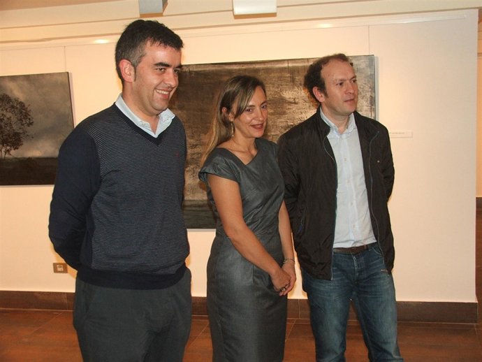 El Pintor Asturiano Guillermo Simón Durante La Inauguración De La Exposición.