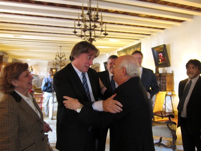 El Ministro De Economía De Uruguay Saluda Al Presidente De La CEG