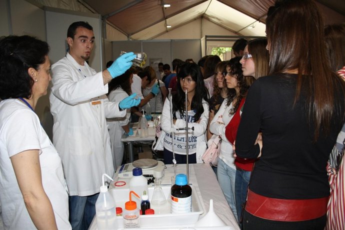 Jóvenes Atienden A Una Demostración En La Feria Acércate A La Química De La UJA.