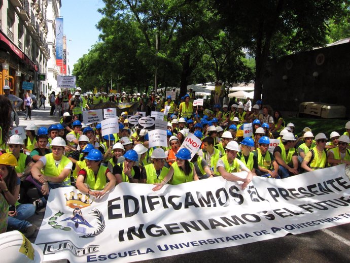 Manifestación De Alumnos De Ingeniería De La Edificación 