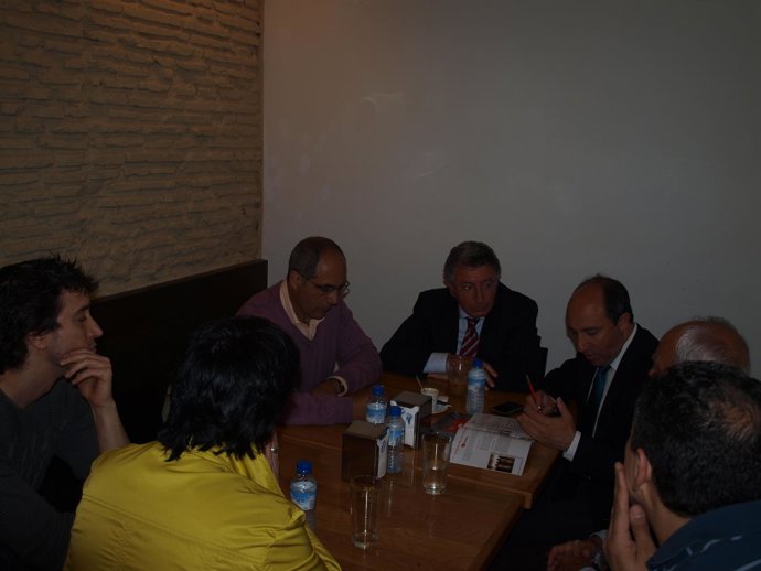 Tomás Santos Se Reúne Con Hosteleros De La Laurel