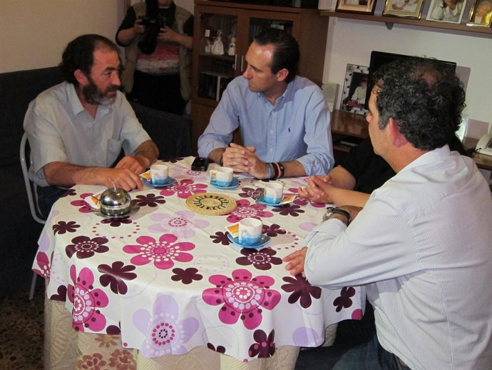 Bauzá Visita A Una Familia Con Todos Sus  Miembros En Paro.