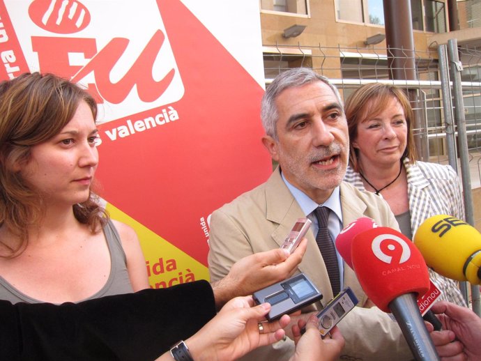 Gaspar Llamazares Atiende A Los Medios En Castellón