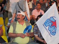 Reparto de abanicos para el mitin del BNG más cálido y numeroso, animado por 'O Carrabouxo' en Ourense