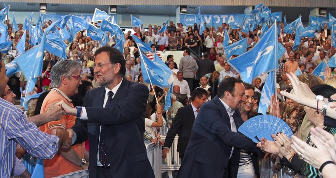 Rajoy, Sanz Y Gamarra Saludan A Los Asistentes