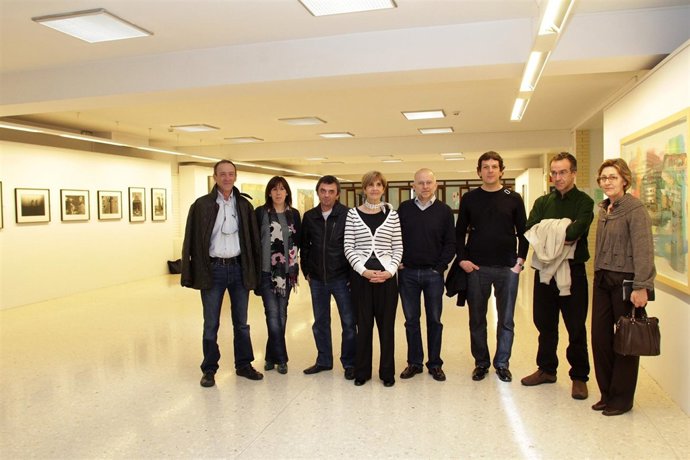 Representantes De La UPNA Con Artistas Navarros.