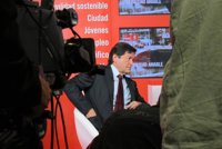Fernández (PSOE) cree que Espinosa (PP) actuará siempre sometida al "mando a distancia" de Gabino de Lorenzo