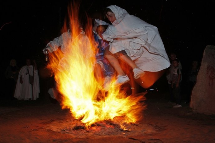 Uno E Los Participantes En El Plenilunio De Tiermes
