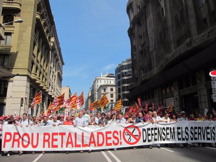 Cabecera De La Manifestación Contra Los Recortes En Via Laietana