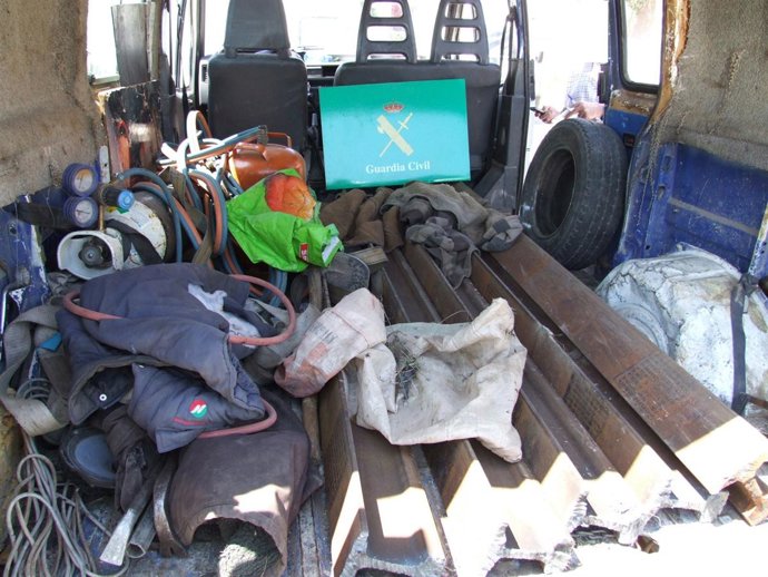 Raíles De Ferrocarril Intervenidos Dentro De Una Furgoneta