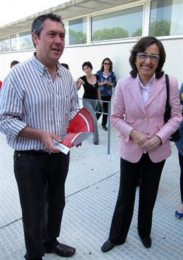 El Candidato Del PSOE A La Alcaldía De Sevilla, Juan Espadas, Y Rosa Aguilar