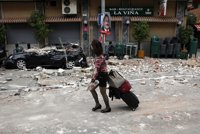 Aznar empieza el mitin acordándose de las víctimas y enviándoles un "gran abrazo de solidaridad"