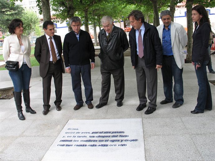 El Escritor Antonio Gamoneda Visita El Jardín Poético