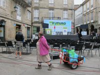 Turistas y amos de casa se camuflan en el mitin del BNG en la plaza de Santiago que esperó 300 años por su fuente