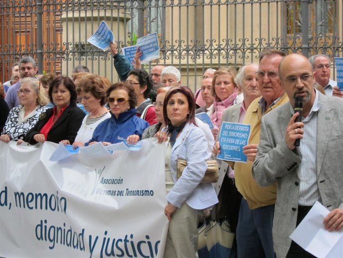 Concentración De AVT En Zaragoza Contra Bildu.