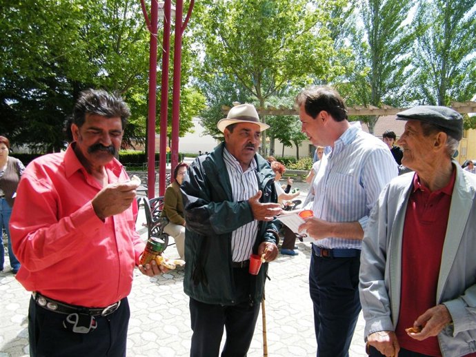 Óscar Puente Durante Su Visita Al Barrio De Las Flores