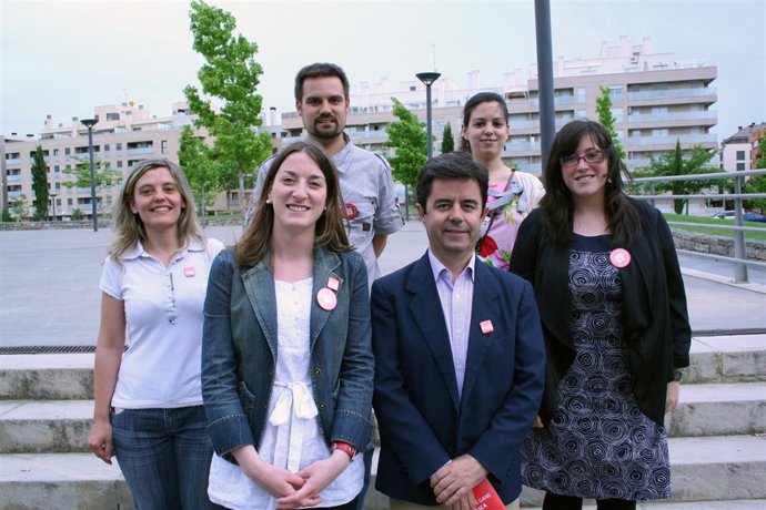 Luis Felipe Acompañado Por Jóvenes