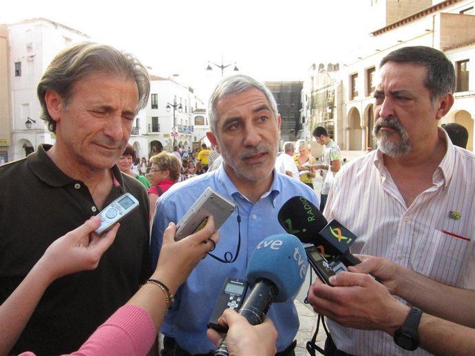 Gaspar Llamazares, Entre Pedro Escobar Y Manuel Sosa