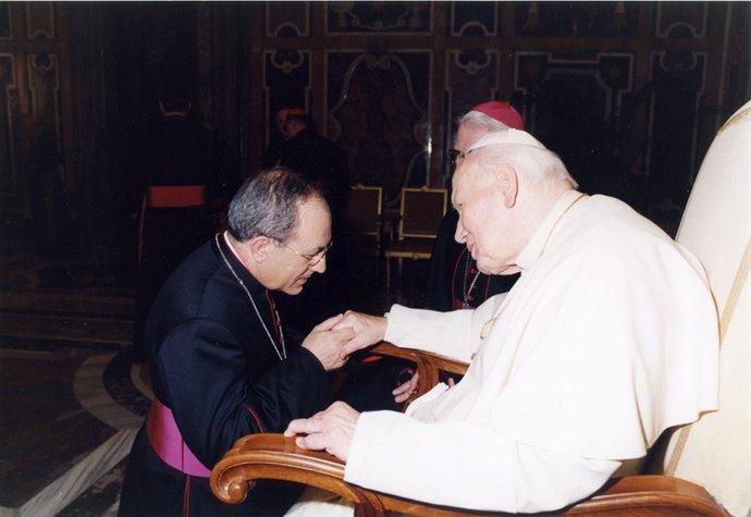 El Arzobispo De Sevilla, Juan José Asenjo, Junto Al Papa Juan Pablo II