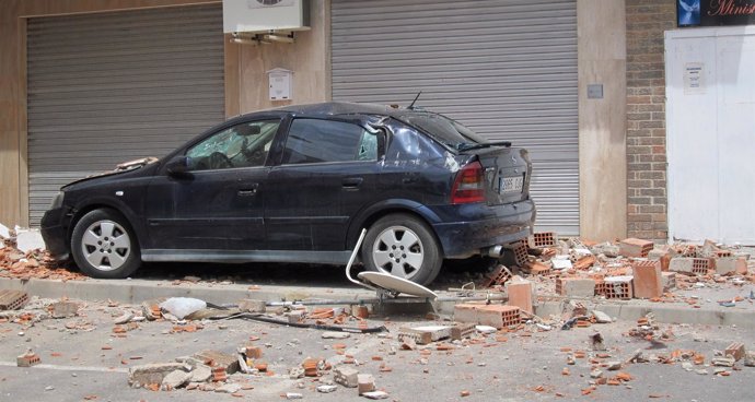 Coche Destrozado Tras El Terremoto De Lorca